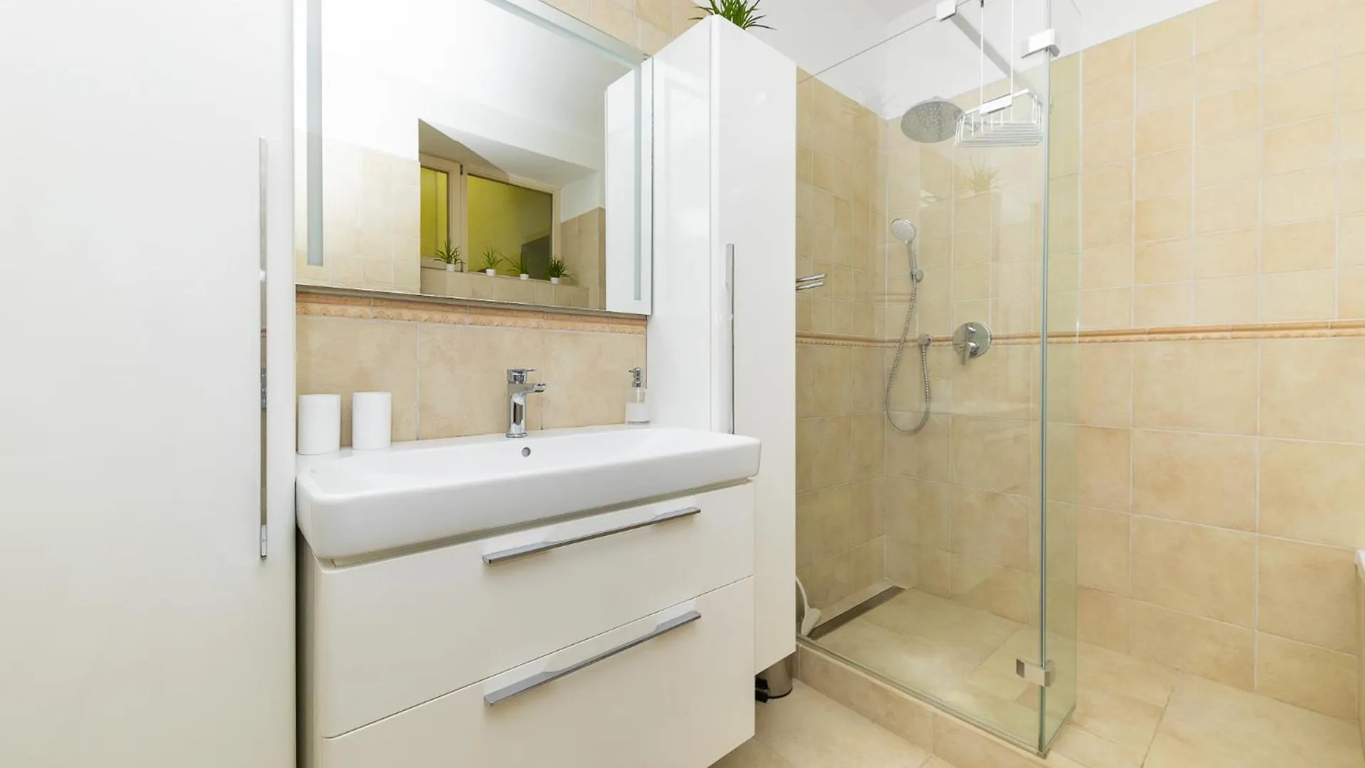 Rooftop Flower Power Apartmant Brno 0*,  República Checa